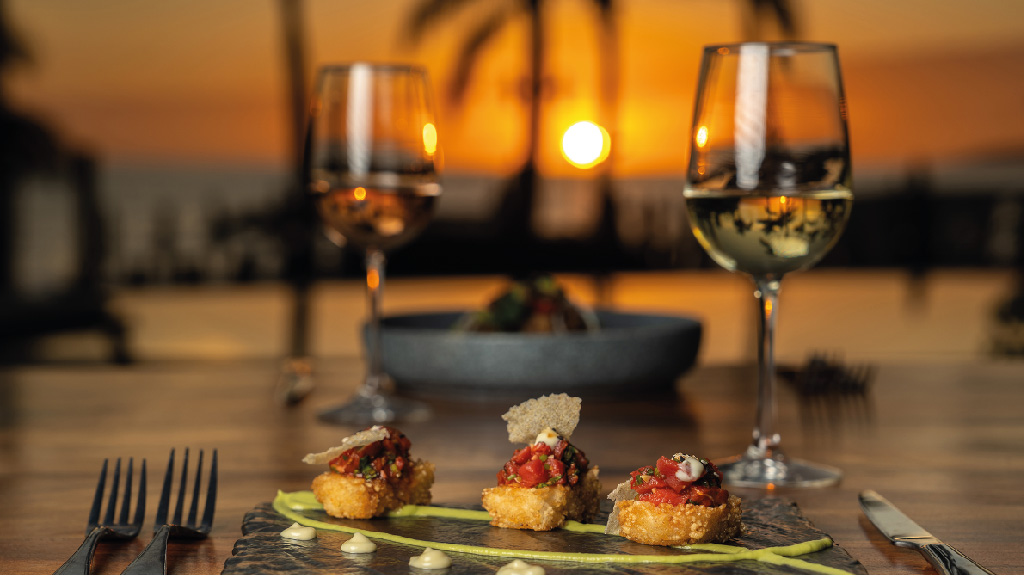 From Beachfront Dining to Cocktail Bars: How Food Shapes the Ultimate Vacation Experience